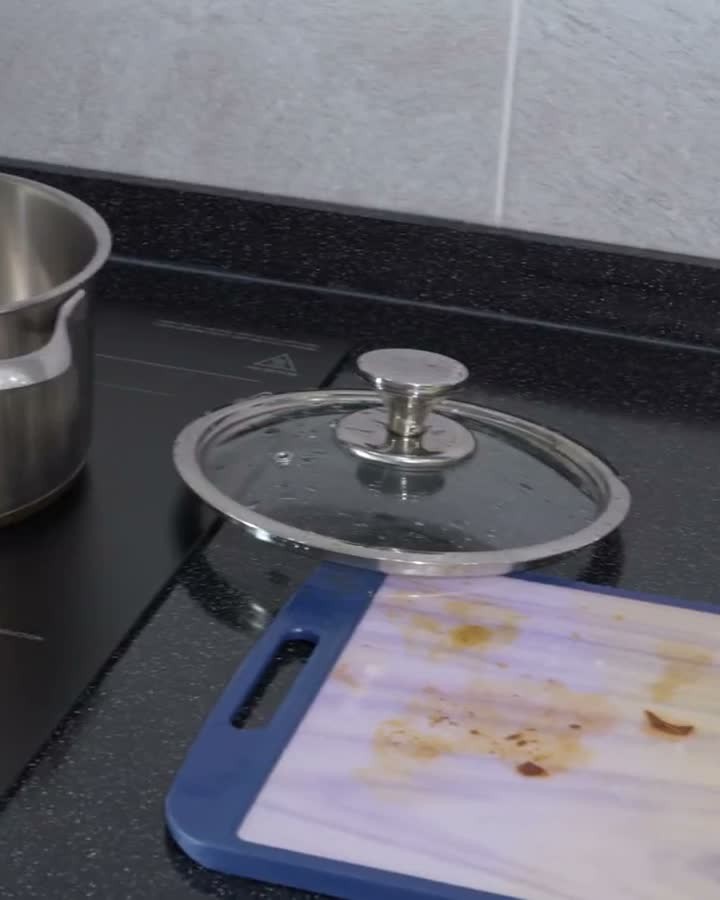 젖은 뚜껑을 조리대에 내려놓은 모습