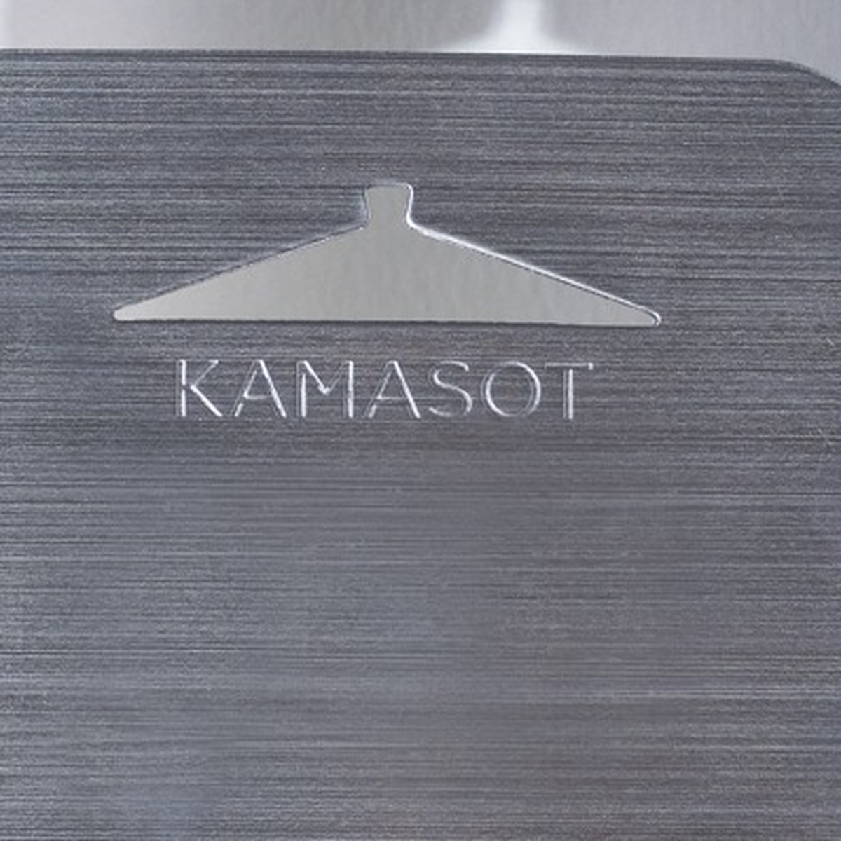 헤어라인 결이 보이는 스테인리스 본체